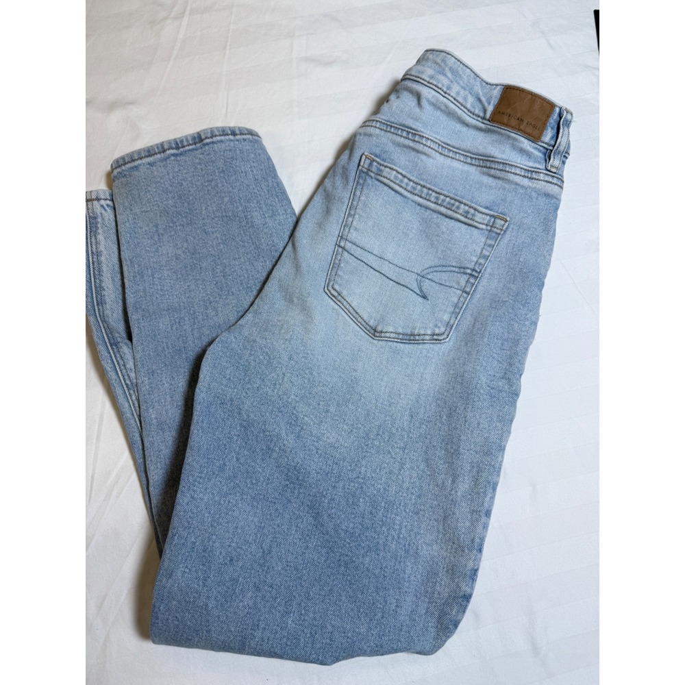 American Eagle Strigid Mom Jeans Light Wash Blue High Waisted Size 8 Regular
